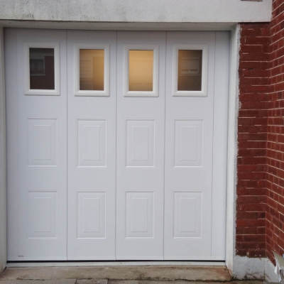 Porte de garage déplacement latéral avec hublots double vitrage