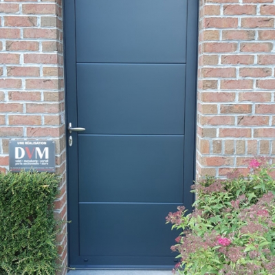 Porte de service en panneaux de porte sectionnelle rappelant la porte de garage GRIS 7016