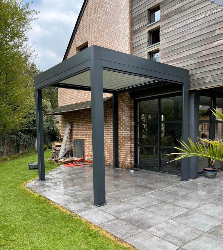 Pergola bioclimatique en aluminium ral gris anthracite 7016