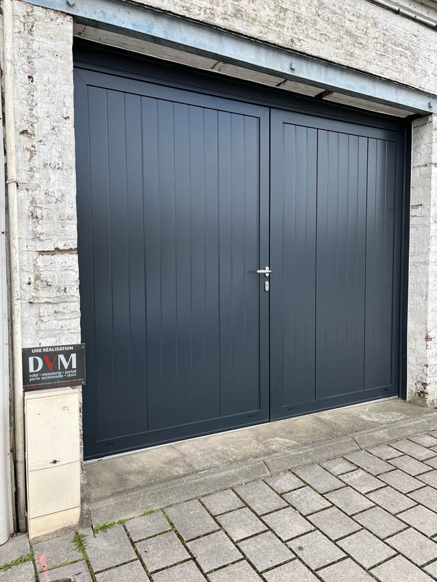 Porte de garage battant en aluminium avec panneaux isolant