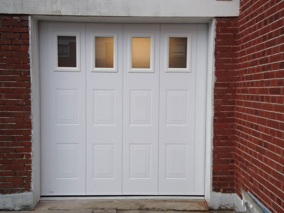 Porte de garage deplacement lateral avec hublots double vitrage