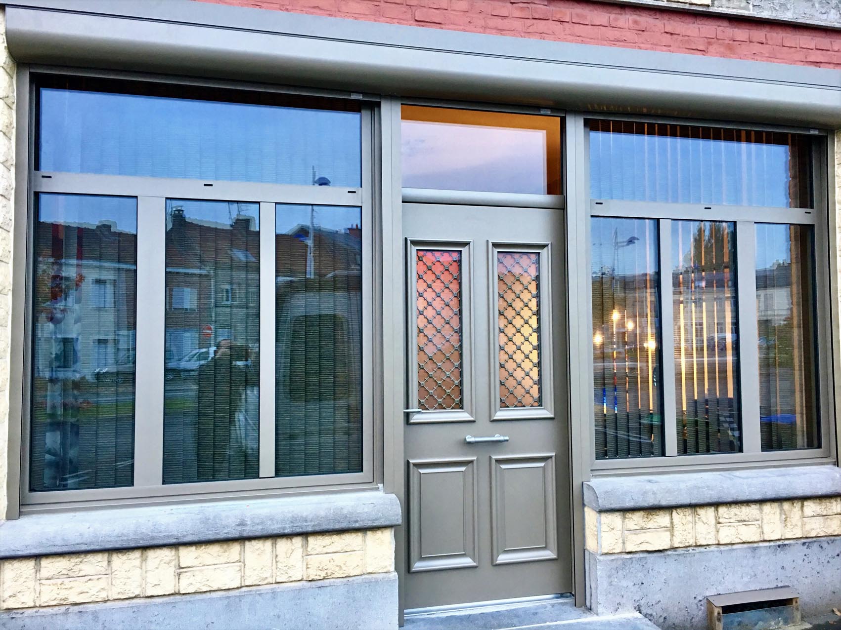 Porte belm asteria teinte bronze avec fenetre aluminium et volet