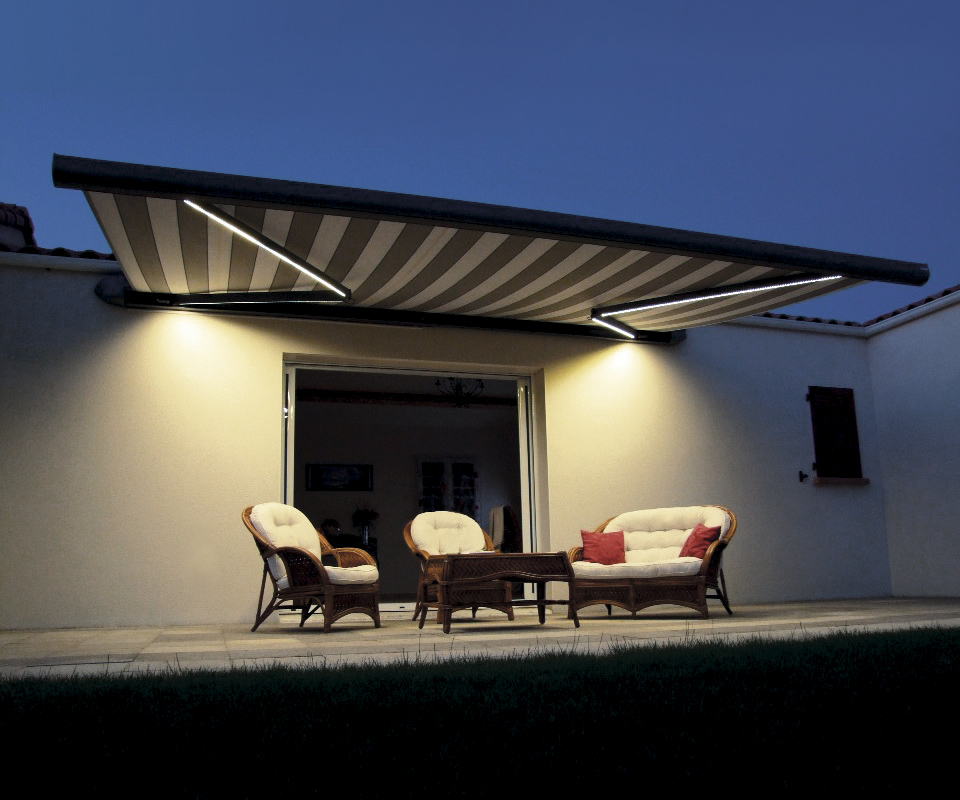 Store coffre onx avec barre led integre dans les bras