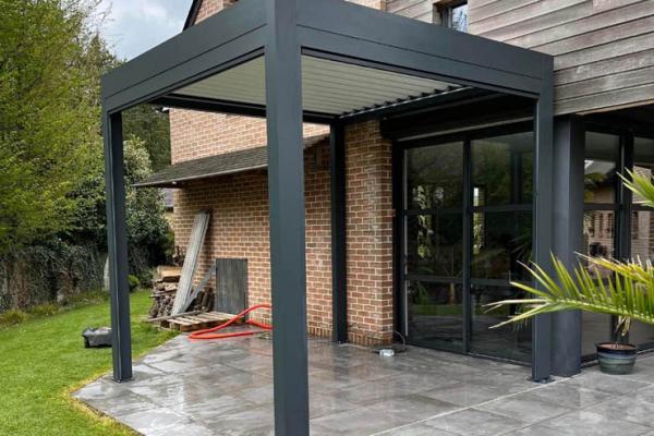 Pergola bioclimatique en aluminium ral gris anthracite 7016