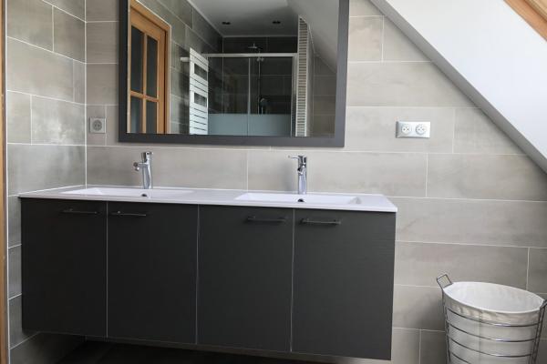 Meuble salle de bain et miroir assorti