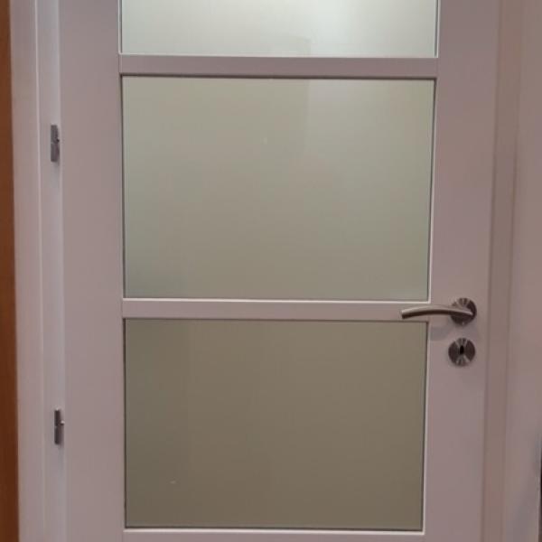 Porte comete coloris blanc satin avec vitrage depoli