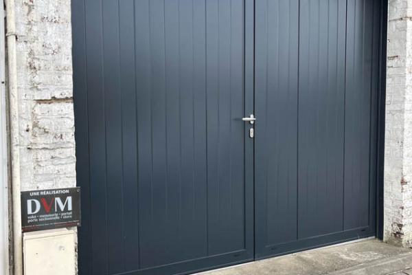 Porte de garage battant en aluminium avec panneaux isolant