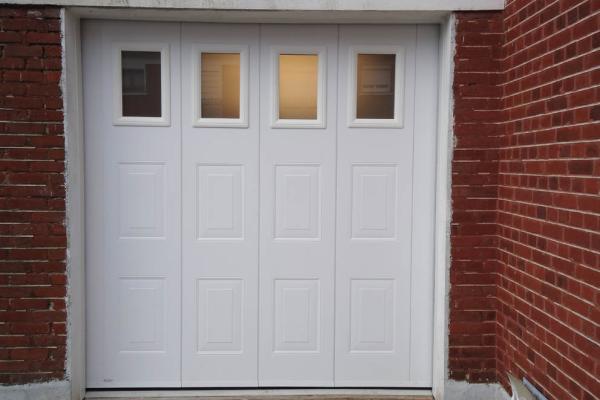 Porte de garage deplacement lateral avec hublots double vitrage