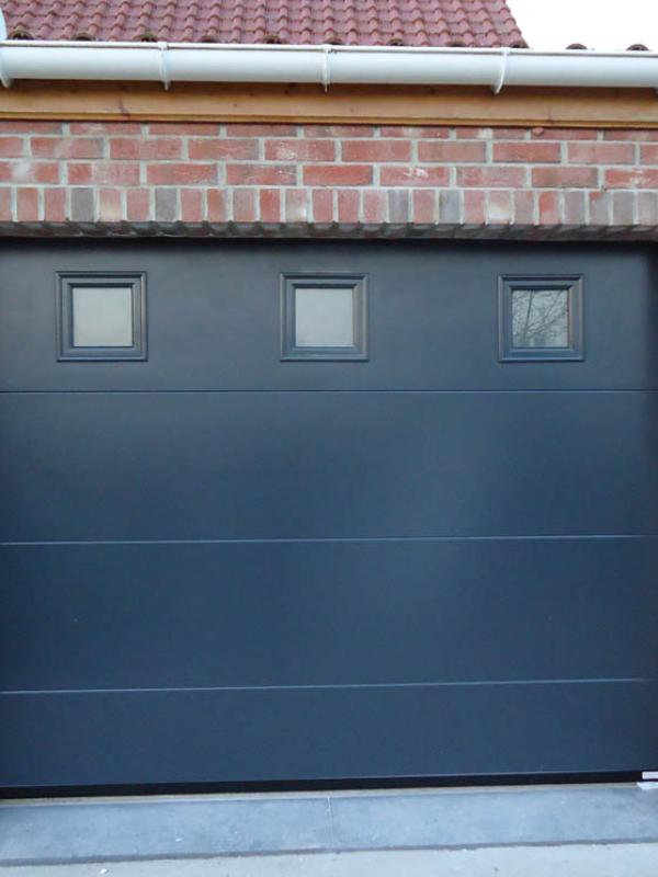 Porte de garage sectionnelle lisse 7016 avec hublots carre