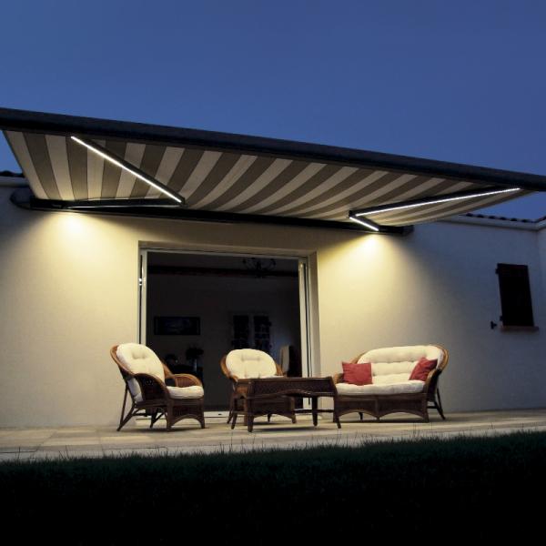Store coffre onx avec barre led integre dans les bras